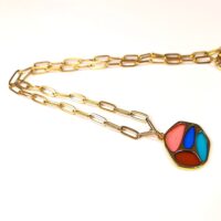 Collar cadena de acero con eslabones rectangulares y colgante esmalte colores, baño oro 24 K