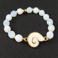 Pulsera conector caracola esmaltada en blanco y cristal de roca de 8 mm.