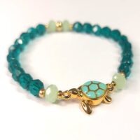 Pulsera conector tortuga esmaltada con baño oro 24 K y cristal de roca de 6 mm
